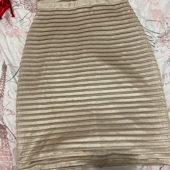 Has minor small stains should come off when wash - Picture 2 of 7